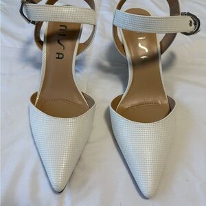 NEW- Unisa White Textured, pointed  toe pump. 8